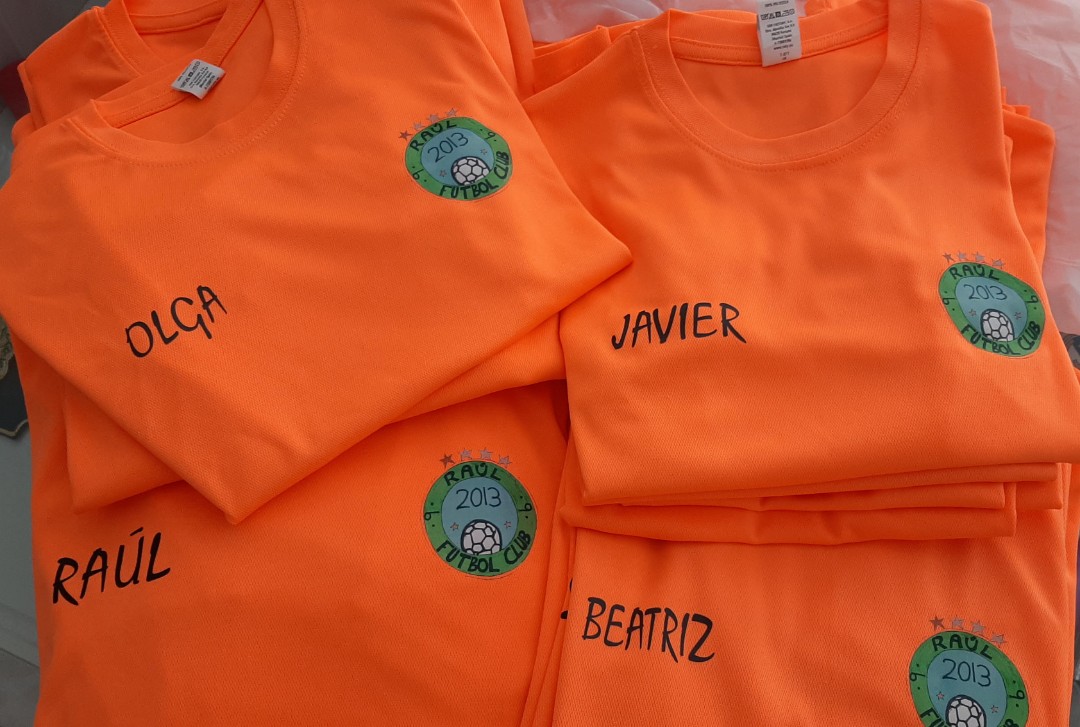 camisetas naranjas personalizadas con nombre y logo